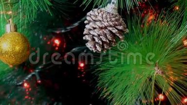一棵圣诞树上装饰着闪亮的圣诞树玩具和闪亮的灯光